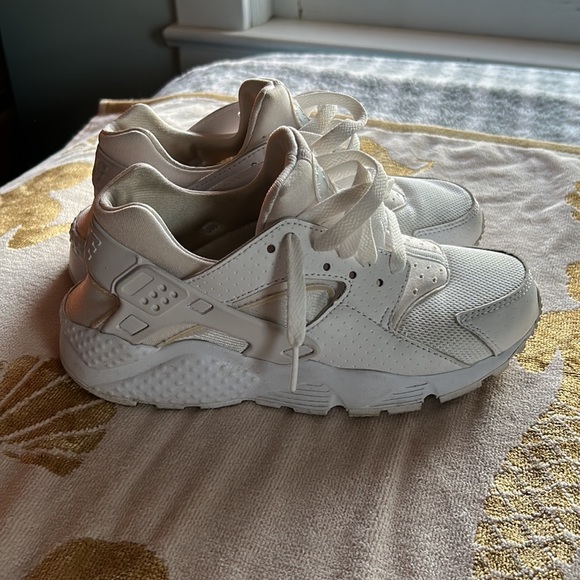 Nike Huarache - all white - size 4Y - Picture 1 of 6